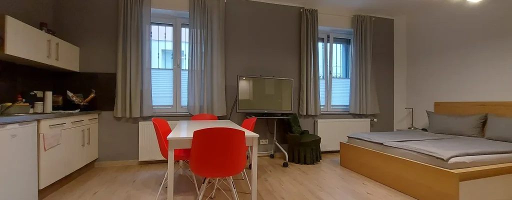 Messezimmer Köln – Wohnraum mit Küche und Esstisch